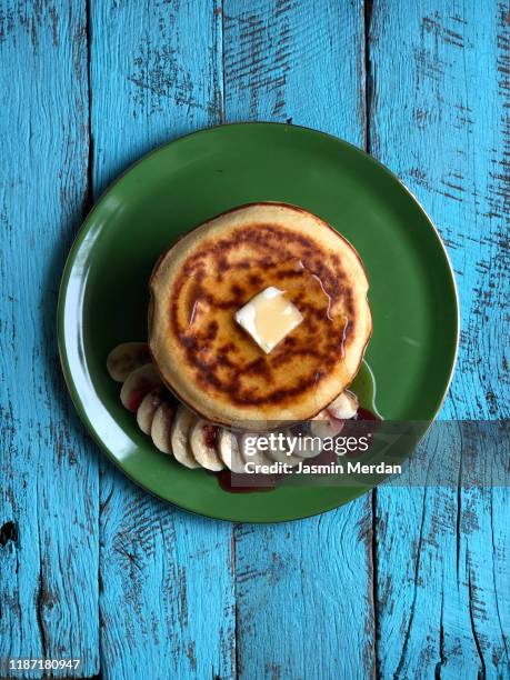 pancakes top view - maple syrup pancakes fotografías e imágenes de stock