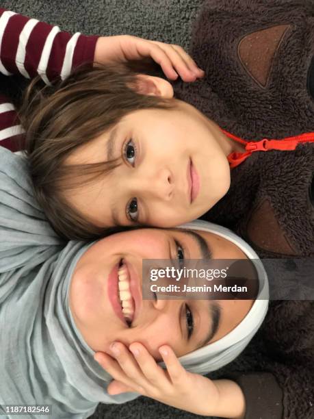 muslim family portrait in love - two young arabic children only indoor portrait stock-fotos und bilder