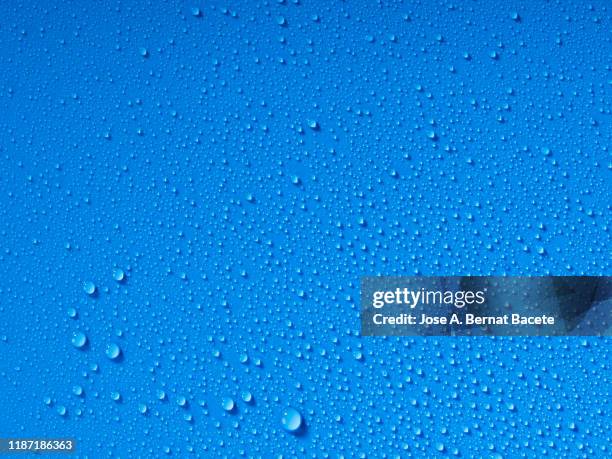 full frame of the textures formed by the bubbles and drops of water. - gota de lluvia fotografías e imágenes de stock