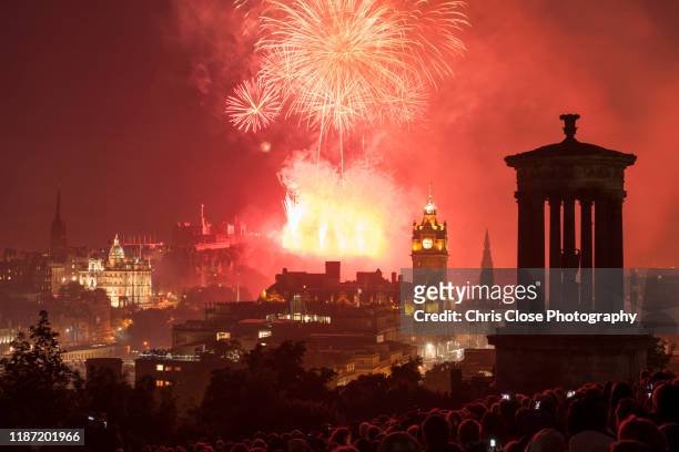 edinburgh festival fireworks display - エジンバラ国際フェスティバル ストックフォトと画像