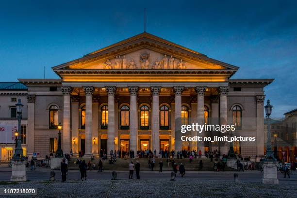 nacht in der oper in münchen - opernhaus stock-fotos und bilder