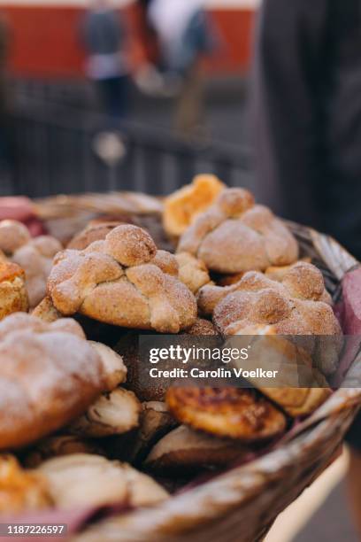 pan de muerto in a crate on sale for the day of the dead - pan de muerto stockfoto's en -beelden