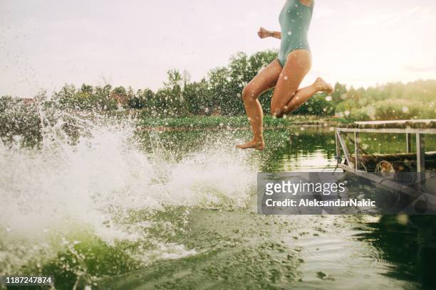 springen! - jumping into lake stock-fotos und bilder