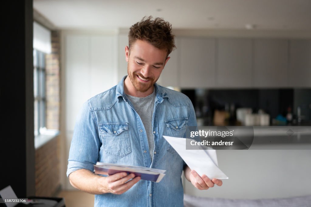 Glücklicher Mann zu Hause überprüfen die Post