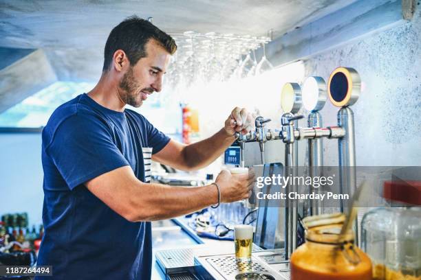 die besten im bartending-spiel - bier zapfhahn stock-fotos und bilder