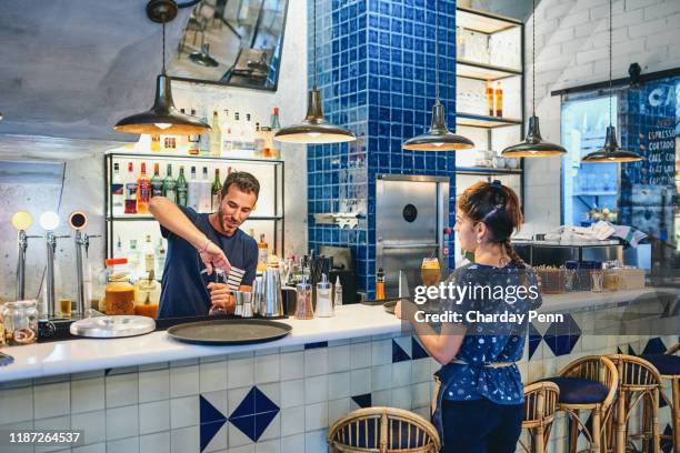 el trabajo en equipo hace que el bar funcione - franchising fotografías e imágenes de stock