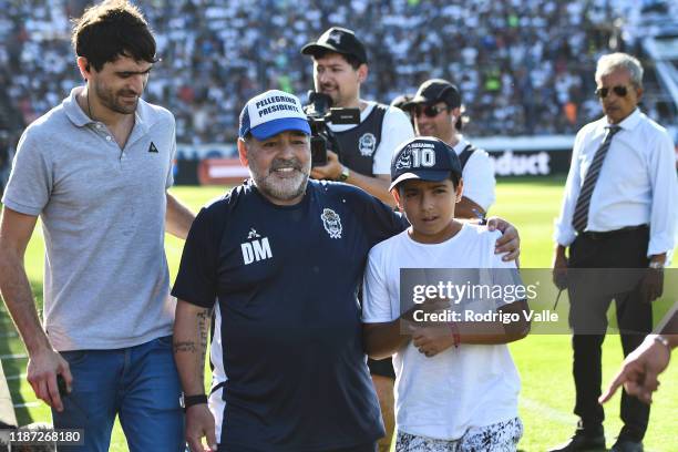 Diego Maradona head coach of Gimnasia smiles next to his grandson Benjamin Aguero prior a match between Gimnasia and Central Cordoba as part of...