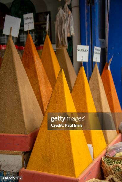 selection of spices on a traditional moroccan market (souk) in essaouira, morocco - marrakech spice bildbanksfoton och bilder