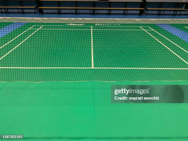 the net of the badminton court in the court - badminton court stock-fotos und bilder