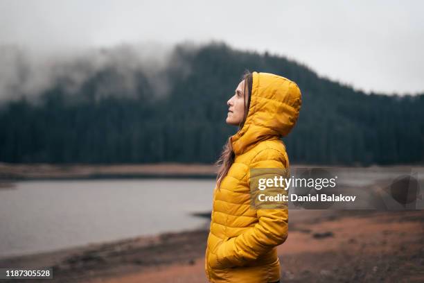 na de regen. terug naar de natuur. solo reiziger wandelen in het bos. een gelukkige jonge vrouw toerist wandelen in de natuur. genieten van het buitenleven in de bossen op een zonnige dag. - promenade stockfoto's en -beelden