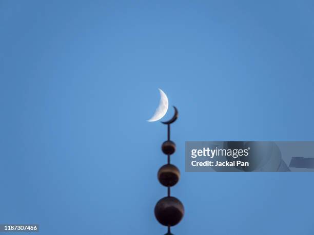 crescent moon and mosque - ramadan moon stockfoto's en -beelden