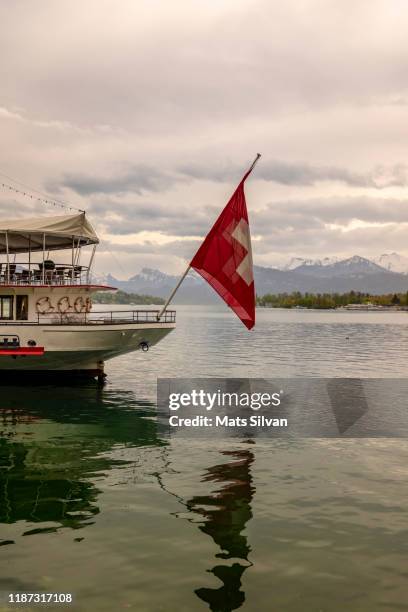 passenger ship with swiss flag and mountain - canton-de-lucerne photos et images de collection