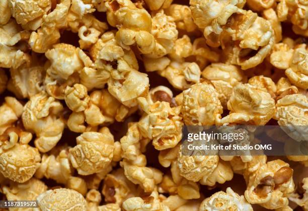 the caramelize popcorn - popcorn full frame stock pictures, royalty-free photos & images