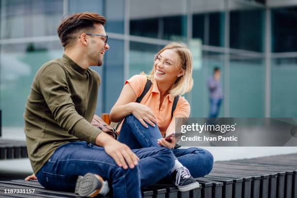 due studenti che si prendono una pausa dallo studio - panchina foto e immagini stock