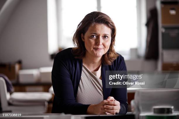 portrait of a woman in a printing plant - tradition unternehmen stock-fotos und bilder