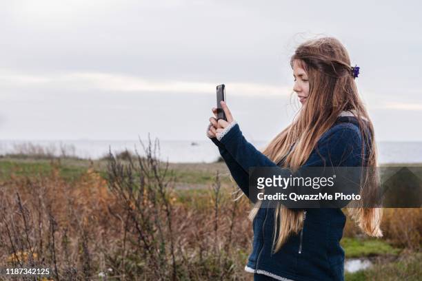 lachende tiener het nemen van een foto - profile shoot of founder of crossbow miles srishti bakshi stockfoto's en -beelden