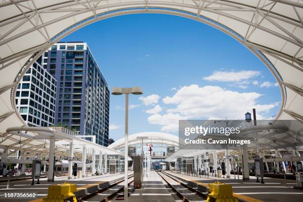 union station lightrail tracks in downtown denver - gare ferroviaire photos et images de collection