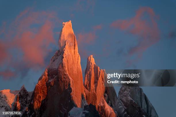 sunrise shot of mt.cerro torre, patagonia, argentina - cerro torre - fotografias e filmes do acervo