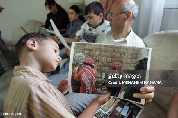 Bahâa Zahdeh, 8 ans, découvre le 21 juin 2004 une des photos prises par les enfants de la colonie juive toute proche de Tel Romeida, lors de la fête...