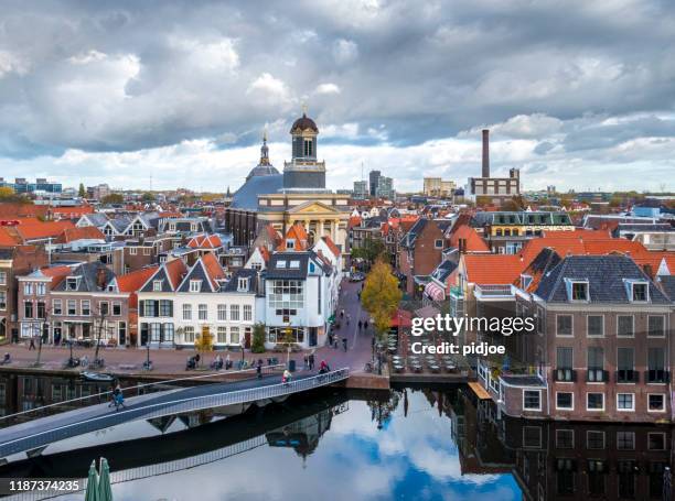 vista sobre la ciudad de leiden con la iglesia mare en el centro - leiden fotografías e imágenes de stock