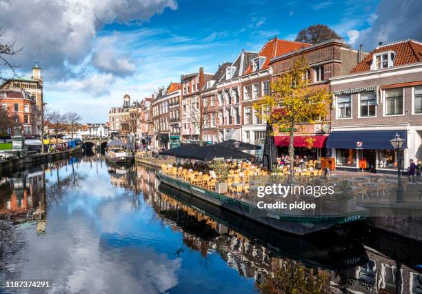 leiden terrassen en boten in de buurt van het kanaal genaamd nieuwe rijn, in de herfst - leiden stockfoto's en -beelden