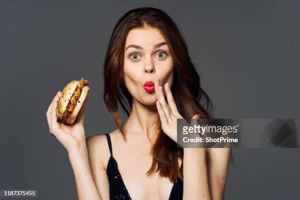beautiful woman eating a big burger, good taste - big fat white women stock-fotos und bilder