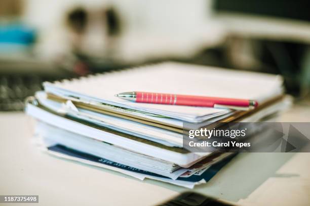 pen and student notes .dof - newspaper on table stock pictures, royalty-free photos & images