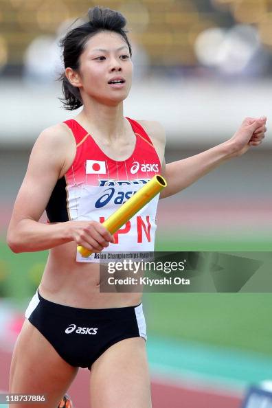 Miho Shingu of Japan crosses the finish line to win the team gold