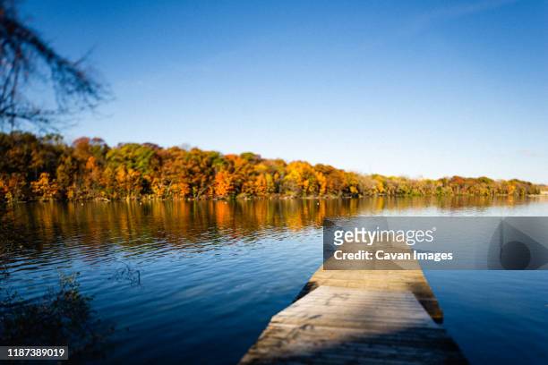empty boat dock on the fox river. - appleton foto e immagini stock