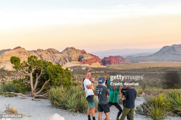 visitors enjoy the trail and view at red rock national conservation area in las vegas nevada usa - área de protecção nacional red rock canyon imagens e fotografias de stock