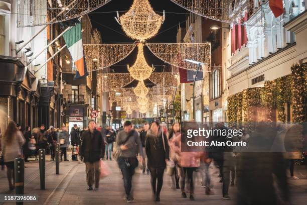 shoppers op grafton street, dublin met kerstverlichting - grafton street stockfoto's en -beelden