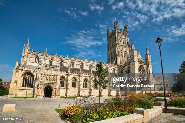 gloucester cathedral,  gardens, flower display,  gloucestershire, england, uk - グロスター大聖堂 ストックフォトと画像