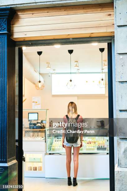 so lange kann man dem verlangen nur widerstehen - ice cream counter stock-fotos und bilder