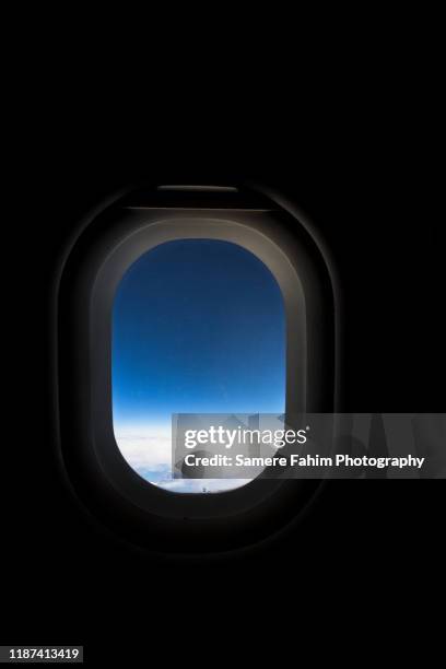 airplane porthole - patrijspoort stockfoto's en -beelden