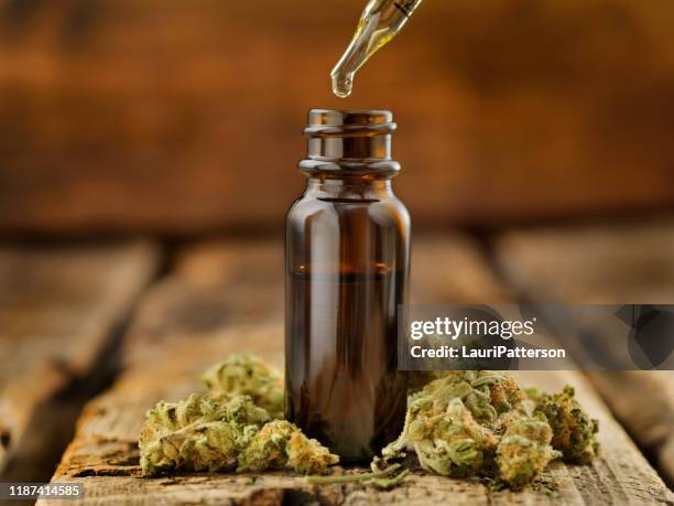 cannabidoil cannabidoil - flacon compte gouttes photos et images de collection