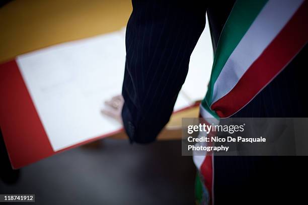 italian mayor - bürgermeister stock-fotos und bilder
