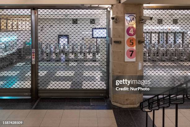 At the Gare de l'Est, in addition to the very disrupted SNCF traffic, the metro station, although served by partially open RATP lines 4 and 7,...