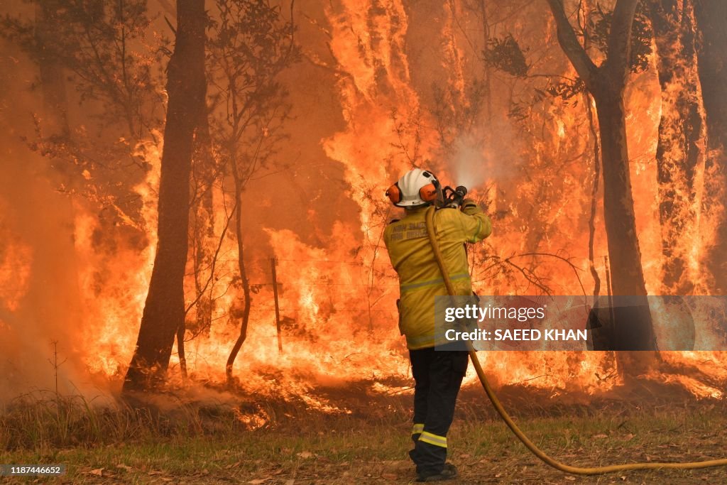 TOPSHOT-AUSTRALIA-WEATHER-FIRES