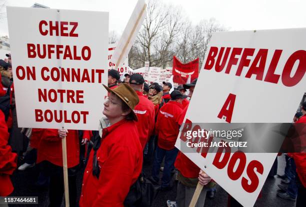 Des salariés de Buffalo Grill manifestent, le 27 décembre 2002 à Paris, pour dénoncer la suspicion dont la chaîne de restauration fait l'objet, à la...