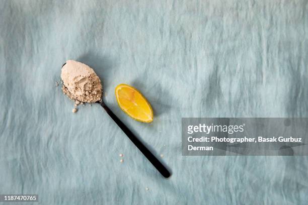 collagen powder and a slice of lemon; vitamin c - gelatin powder stock-fotos und bilder