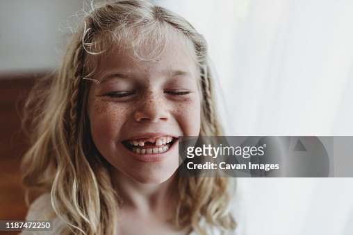 159 photos et images de Girl With Blonde Hair And Freckles - Getty Images