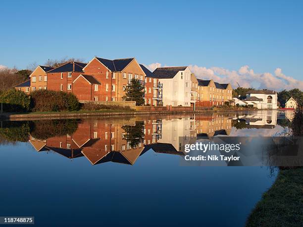 reflection of buildings along bude canal - bud fotografías e imágenes de stock