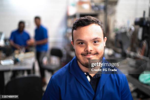 portret van speciale behoeften werknemer in de industrie - down's syndrome stockfoto's en -beelden