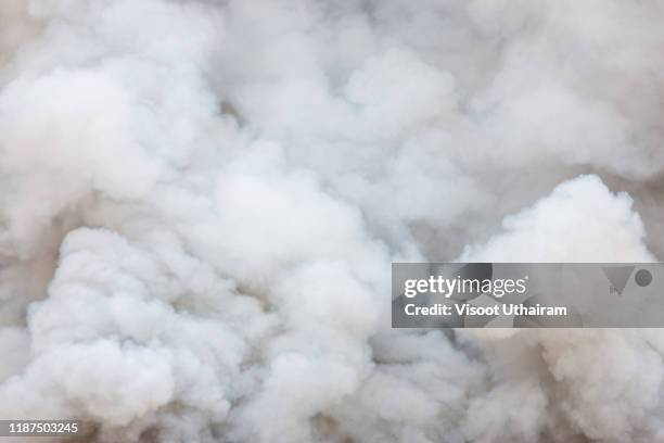 smoke caused by explosions - gas di scarico foto e immagini stock