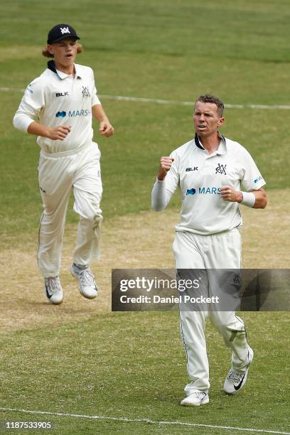 Peter Siddle of Victoria celebrates after dismissing Charlie Hemphrey of Queensland during day 3 of the Sheffield Shield match between Victoria and...