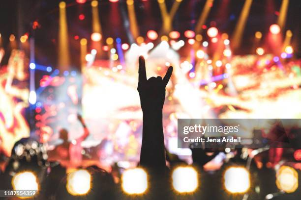 rock concert, concert lights, concert audience cheering, concert hands raised, rock hands, rock on - punk rock - fotografias e filmes do acervo