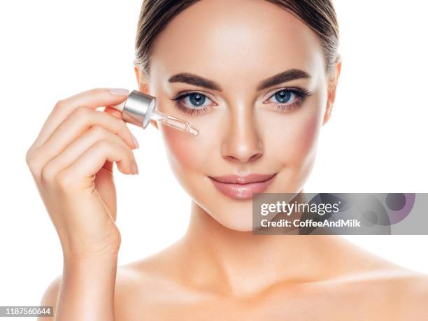 mooi meisje krijgt huid anti aging behandeling - cosmetic bottle stockfoto's en -beelden