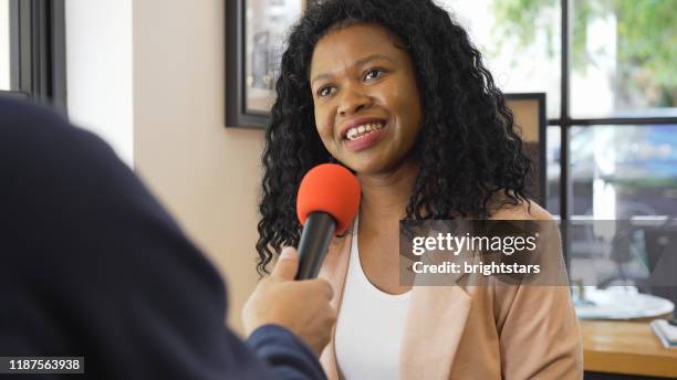 media interview met afrikaanse etniciteit zakenvrouw - media interview stockfoto's en -beelden