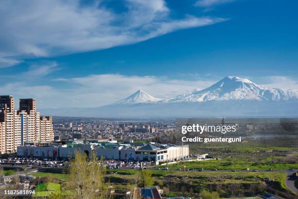 yerevan, de hoofdstad van armenië voor mt. ararat - armenia stockfoto's en -beelden