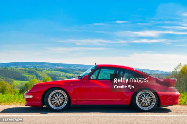 porsche 911 turbo en un paisaje rural - porsche carrera fotografías e imágenes de stock